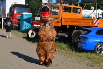 暑い中、恐竜の中のヒトは地獄でしょうけど楽しいならOK!