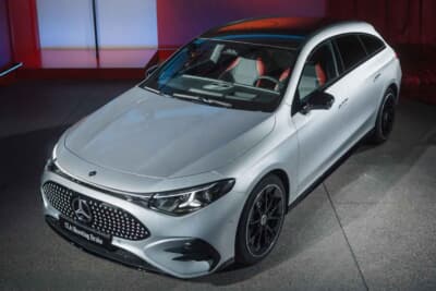 メルセデス・ベンツCLAシューティングブレーク EQテクノロジー：フロントからリアエンドまでシームレスに伸びるルーフ一体型パノラミックガラスルーフ搭載