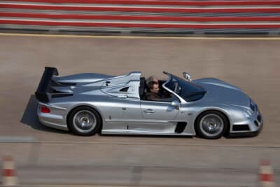 メルセデス ベンツ CLK‐GTRロードスター:通常バージョンの市販が一定数に達した段階の2002年にはV-12気筒エンジンを搭載したオープントップのCLK-GTRロードスターも登場した