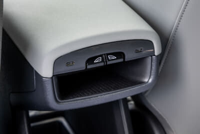 EX30 Cross Country Ultra Twin Motor Performance:リアのパワーウインドウスイッチはセンターコンソール後方に設置。センターコンソール前後にスイッチをまとめることで配線が短くなり、軽量化と省資源となる