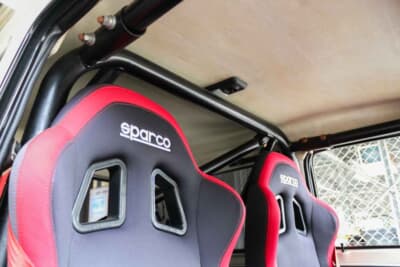 アウトビアンキ A112アバルト：7点式のロールケージを取り付けて安全性を確保