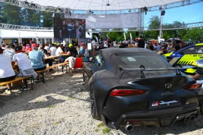 パブリックビューイングの会場には人とクルマが所狭しと並んでいます