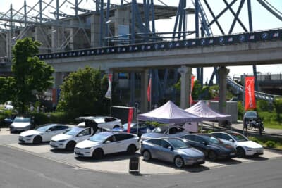 ニュル24hレース会場で展示試乗会を開催中のテスラ