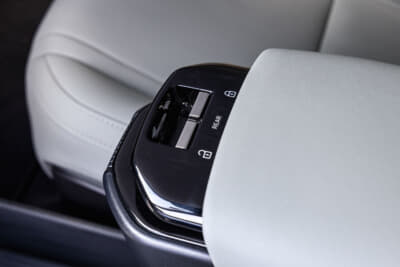 EX30 Cross Country Ultra Twin Motor Performance:フロントシート間にパワーウインドウスイッチを配置。スイッチは2つだが切り替え式で前後ウインドウを操作できる