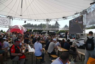 パブリックビューイング会場ではトークショーなども開催