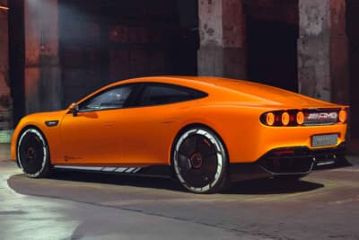 現行GT4ドアクーペの流れを汲むファストバックスタイルのコンセプトAMG GT XX。リアはガラスを廃したテールゲートが特徴