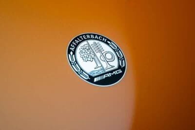 目に眩い鮮やかなサンセットビームオレンジ塗装のボディ