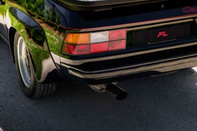 9万スイスフラン~12万スイスフラン(邦貨換算約1660万円〜約2200万円)で現在も販売中のポルシェ「924カレラGT」(C)Bonhams