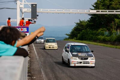 1クラスはアベが予選3番手から大逆転。しかし最終戦は所用のため欠場が決まっており、シリーズチャンピオンはほぼ絶望的となった