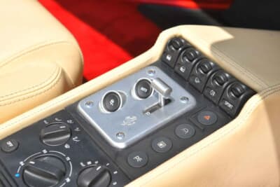 9万7750ポンド（邦貨換算約1444万円）で落札されたフェラーリ「F355スパイダー」（C）Bonhams