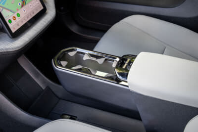 EX30 Cross Country Ultra Twin Motor Performance:引き出し式カップホルダー