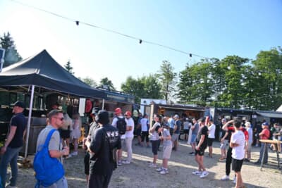 フードトラックエリアは魅力的な食べ物ばかり