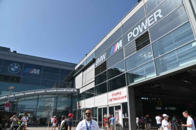 ニュルのグランドスタンド裏のイベントコーナーへの入り口