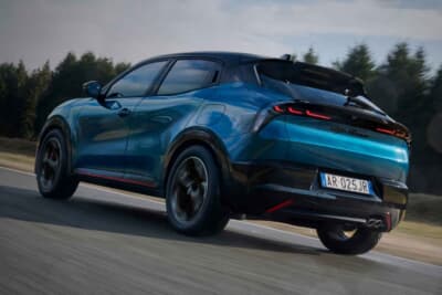 ダイナミックな走行性を発揮するコンパクトSUVのアルファロメオJunior