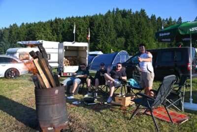 焚火とビール。最高のニュル観戦スタイルですね