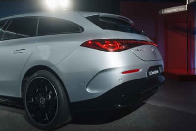 メルセデス・ベンツCLAシューティングブレーク EQテクノロジー：内側はブラックで外側はボディ同色のルーフスポイラー