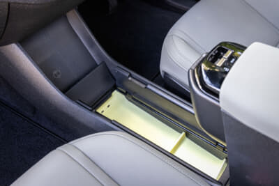 センターコンソール下には、収納スペースとQi充電器を装備