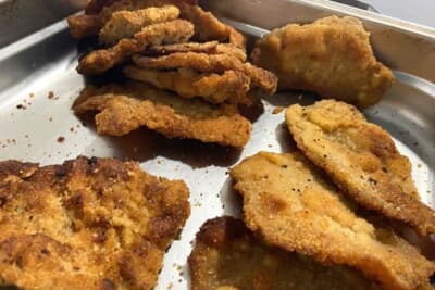 ニュルメディアセンターごはんの定番シュニッツェル（豚カツ）です