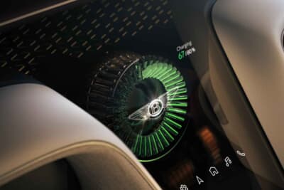 ベントレーEXP 15デザインビジョンコンセプト：ダッシュボード中央部の光る時計のようなメカニカルマーベル