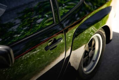 9万スイスフラン~12万スイスフラン(邦貨換算約1660万円〜約2200万円)で現在も販売中のポルシェ「924カレラGT」(C)Bonhams