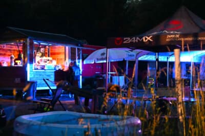 夜はカラフルなテントを多く見掛けました