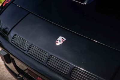 9万スイスフラン~12万スイスフラン(邦貨換算約1660万円〜約2200万円)で現在も販売中のポルシェ「924カレラGT」(C)Bonhams