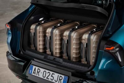 電動テールゲートの採用や、クラス最大級のラゲッジスペースなど実用度も高い