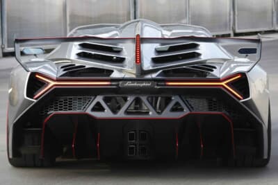 ランボルギーニ・ヴェネーノ：人気の高まりからロースタータイプで９台が追加生産発売された