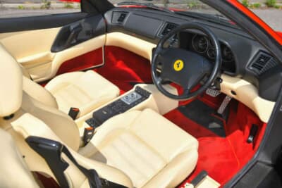 9万7750ポンド（邦貨換算約1444万円）で落札されたフェラーリ「F355スパイダー」（C）Bonhams