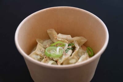 まずは餃子単品をわさびソースかで。さっぱりして美味しかったです