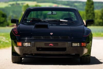 9万スイスフラン~12万スイスフラン(邦貨換算約1660万円〜約2200万円)で現在も販売中のポルシェ「924カレラGT」(C)Bonhams