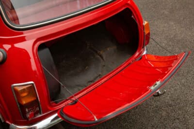 1万1500英ポンド(邦貨換算約230万円)で落札されたオースティン「ミニ1000」(C)Courtesy of RM Sotheby's