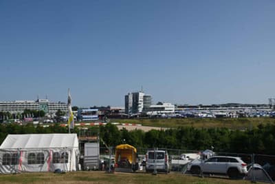 メディアセンターから見ていたトヨタの会場ですが、今日は会場からメディアセンターを逆ウォッチ