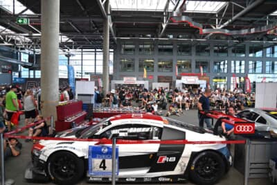 パブリックビューイングの前にはフードトラックやミニカー屋さん等が立ち並んでいます