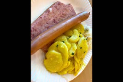 メディアセンター飯　レバーケーゼ（ミートローフ）とソーセージとポテトサラダ