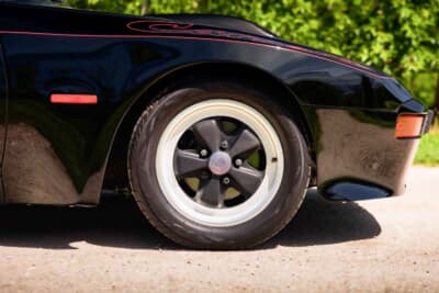 9万スイスフラン~12万スイスフラン(邦貨換算約1660万円〜約2200万円)で現在も販売中のポルシェ「924カレラGT」(C)Bonhams