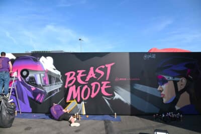 メルセデスAMGではアーティストの方がアート作品を制作中