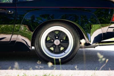 9万スイスフラン~12万スイスフラン(邦貨換算約1660万円〜約2200万円)で現在も販売中のポルシェ「924カレラGT」(C)Bonhams