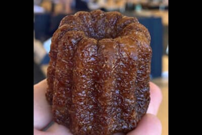 ル・マンから買ってきたおいしいカヌレをニュルのメディアセンターで食べるという贅沢