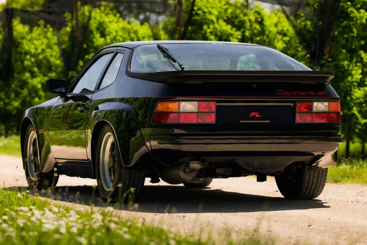 生産26台の希少な漆黒のポルシェ「924カレラGT