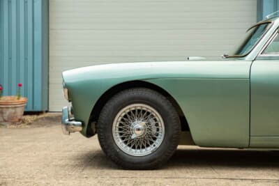 42万1250英ポンド(邦貨換算約8380万円)で落札されたアストンマーティン「DB4 プロトタイプ」(C)Courtesy of RM Sotheby's