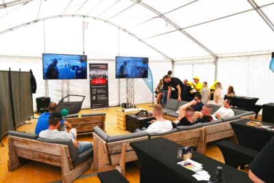 会場にはソファー席もあります