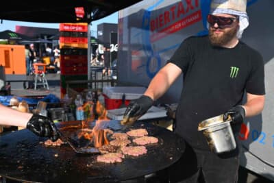 暑い日に熱々のグリルは辛いですね