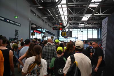 人気ブースの前では人が多過ぎてなかなか前へ進めません