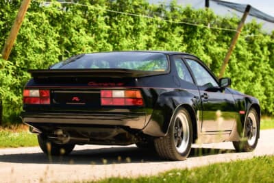 9万スイスフラン~12万スイスフラン(邦貨換算約1660万円〜約2200万円)で現在も販売中のポルシェ「924カレラGT」(C)Bonhams