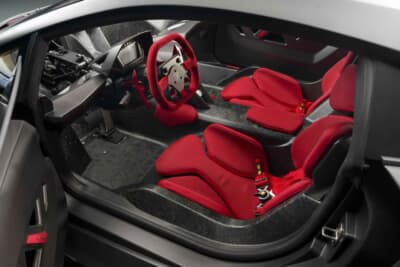 ランボルギーニ・カウンタックLP800-4：パールホワイトの外装に赤革×黒革、黒Kーボンのインテリア