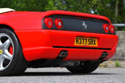 9万7750ポンド（邦貨換算約1444万円）で落札されたフェラーリ「F355スパイダー」（C）Bonhams