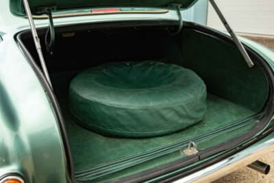 42万1250英ポンド(邦貨換算約8380万円)で落札されたアストンマーティン「DB4 プロトタイプ」(C)Courtesy of RM Sotheby's