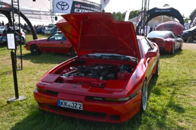 旧車はトヨタジャーマニーではなく、オーナーさん個人の車両。70スープラですね