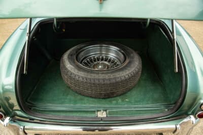 42万1250英ポンド(邦貨換算約8380万円)で落札されたアストンマーティン「DB4 プロトタイプ」(C)Courtesy of RM Sotheby's